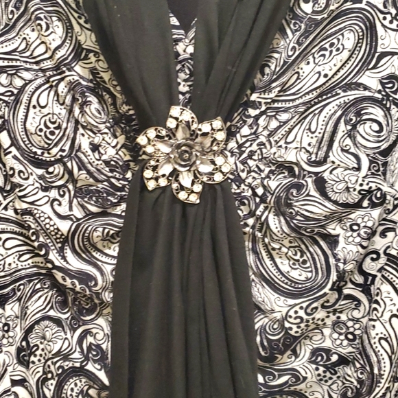 Paisley tunic, scarf and floral clip - Picture 8 of 9